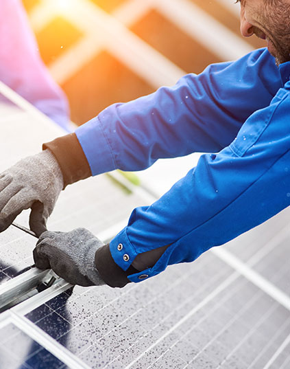 operaio che installa pannelli fotovoltaici