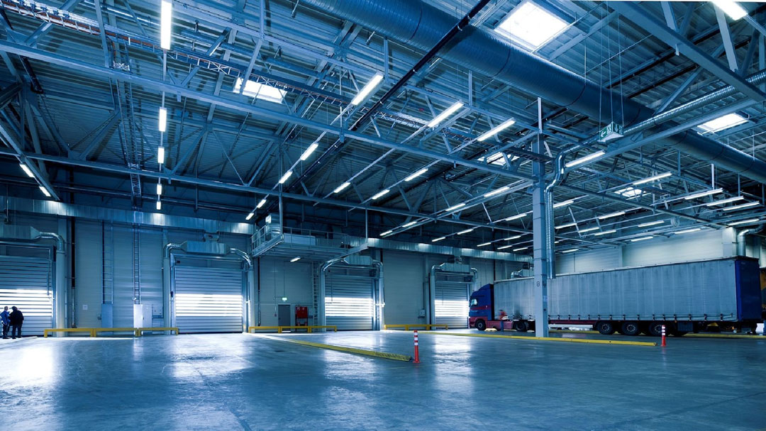 Interno capannone con TIR parcheggiato