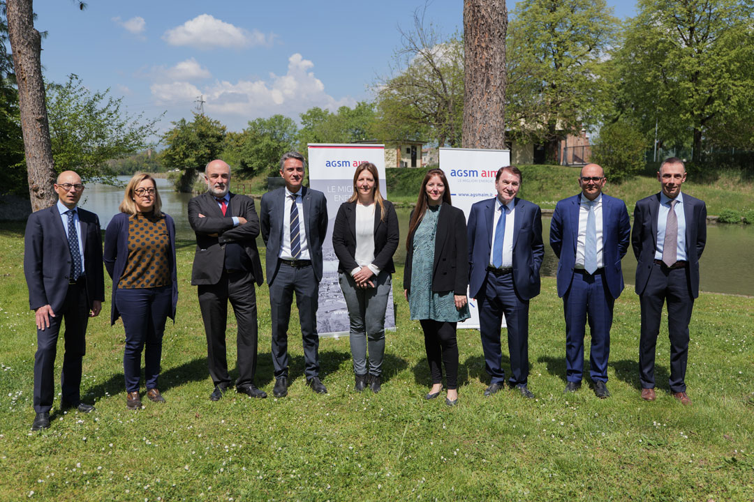 Foto Gruppo consiglio di amministrazione su prato verde
