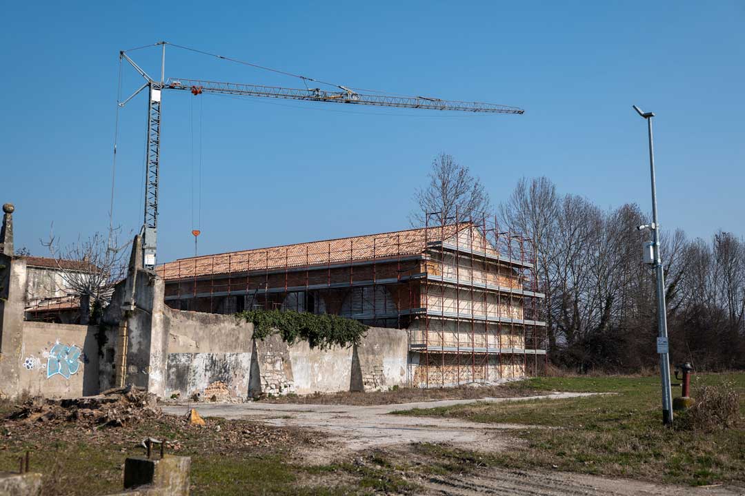 Ristrutturazione di un edificio con gru all'opera