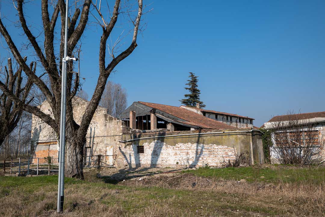 Particolare mura ed edifici da ristrutturare di Ca Del Bue