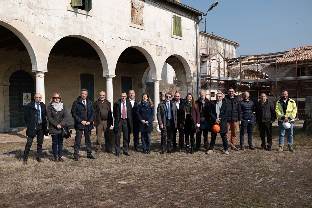 Foto di gruppo su sito restauro Ca Del Bue