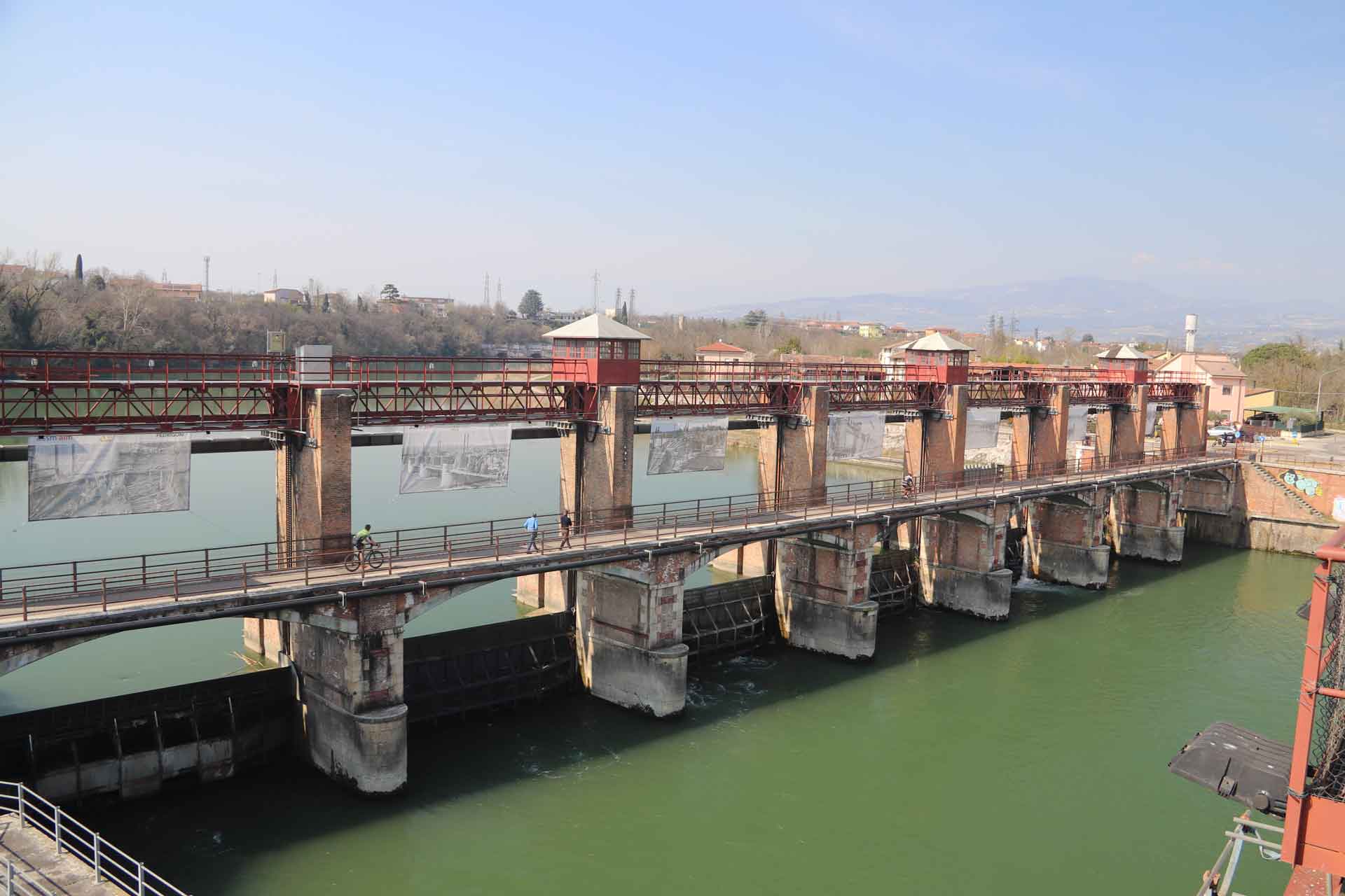 Foto panoramica della diga di Chievo