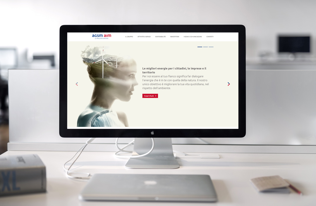 PC collegato a monitor che mostra la homepage del nuovo sito agsm aim