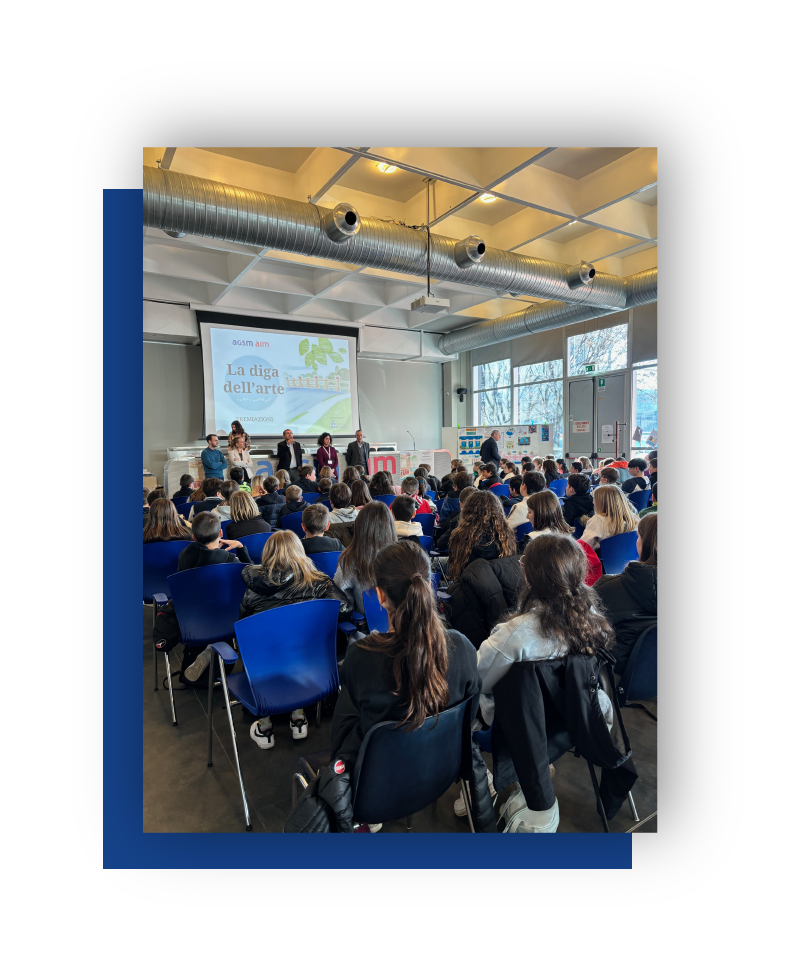 insieme di persone sedute ad una piccola conferenza